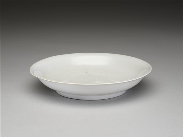 白釉錐拱龍紋盤