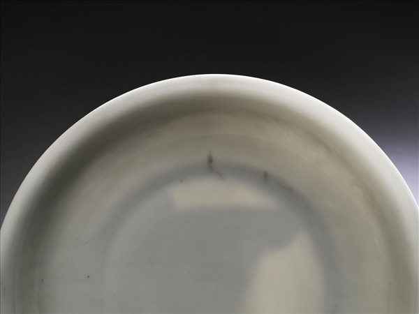 白釉錐拱龍紋盤