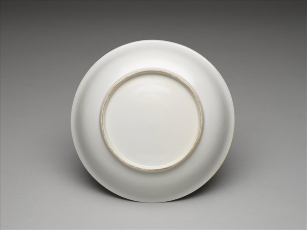 白釉錐拱龍紋盤