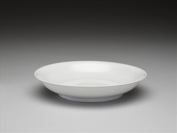 白釉錐拱龍紋盤