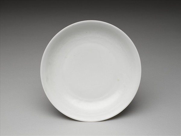 白釉錐拱龍紋盤