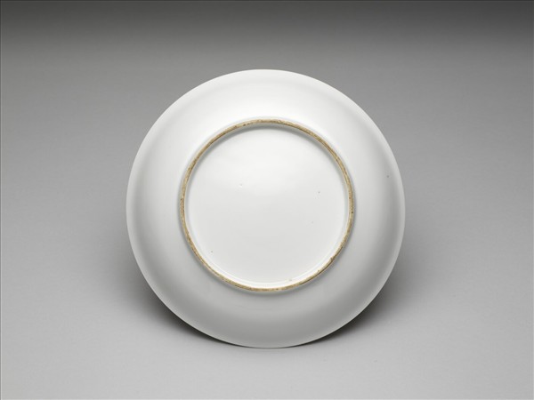 白釉錐拱龍紋盤