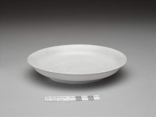 白釉錐拱番蓮八寶紋盤