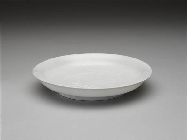 白釉錐拱番蓮八寶紋盤