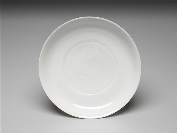 白釉錐拱番蓮八寶紋盤