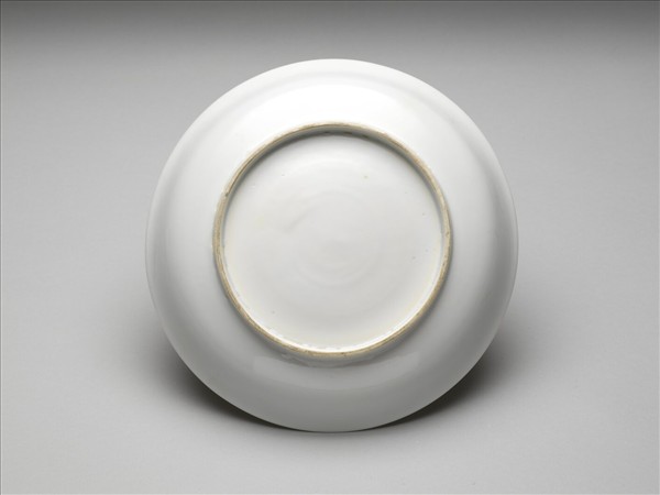 白釉錐拱番蓮八寶紋盤