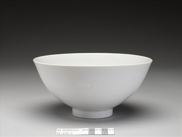 白釉劃花花卉紋碗