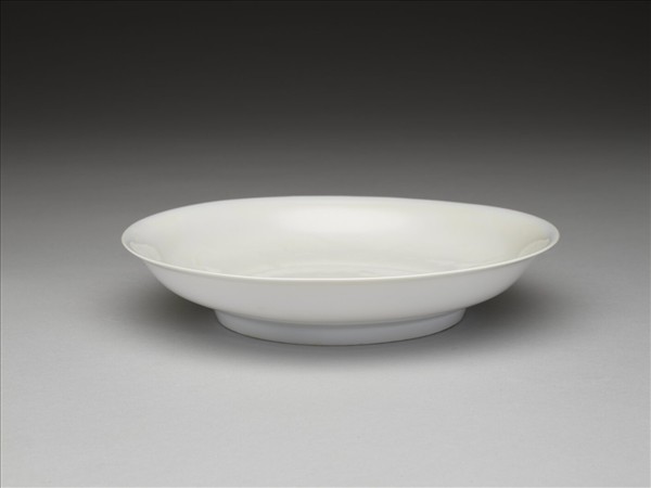 白釉錐拱番蓮八寶紋盤