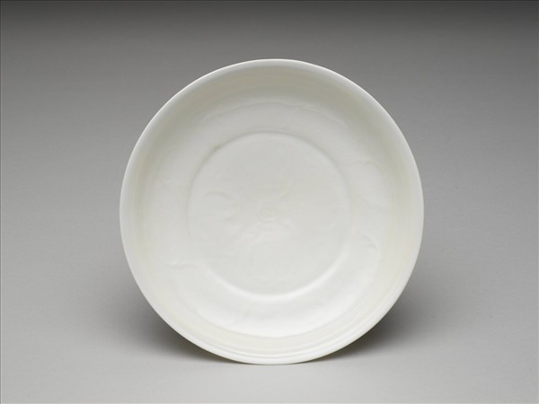 白釉錐拱番蓮八寶紋盤