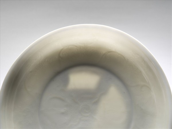 白釉錐拱番蓮八寶紋盤