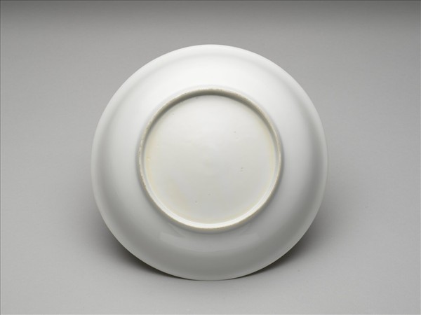 白釉錐拱番蓮八寶紋盤