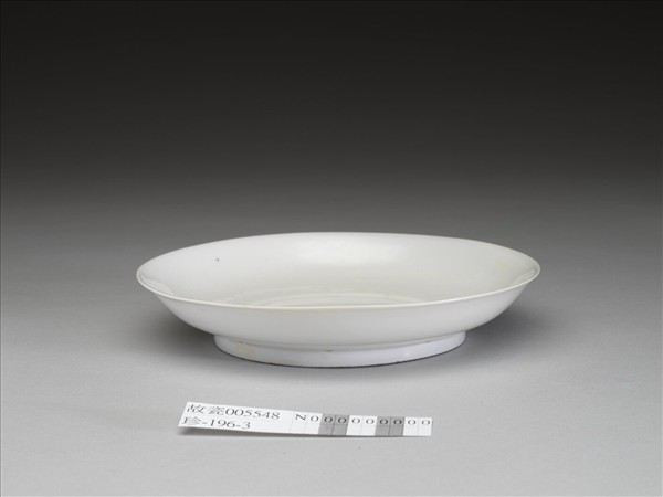 白釉錐拱龍紋盤