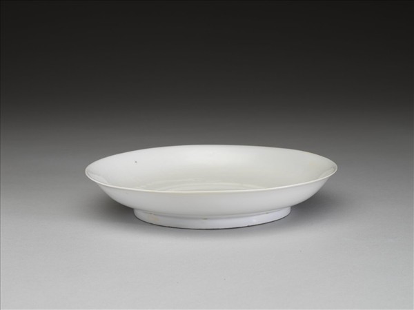 白釉錐拱龍紋盤