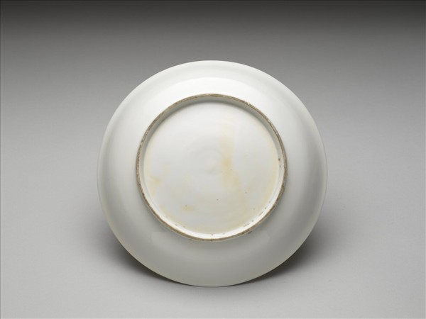 白釉錐拱龍紋盤