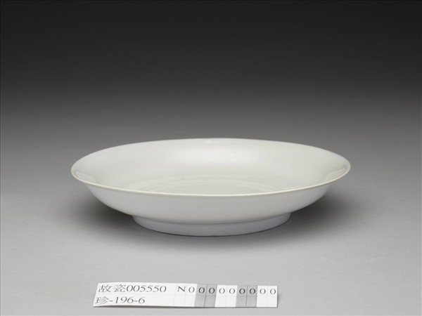 白釉錐拱番蓮八寶紋盤