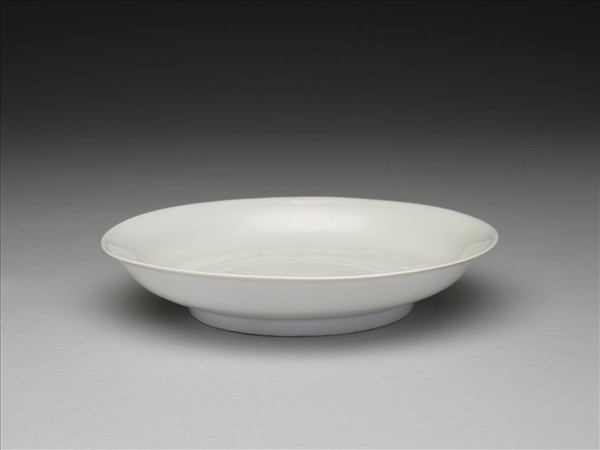 白釉錐拱番蓮八寶紋盤