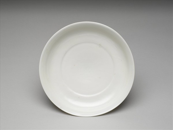 白釉錐拱番蓮八寶紋盤