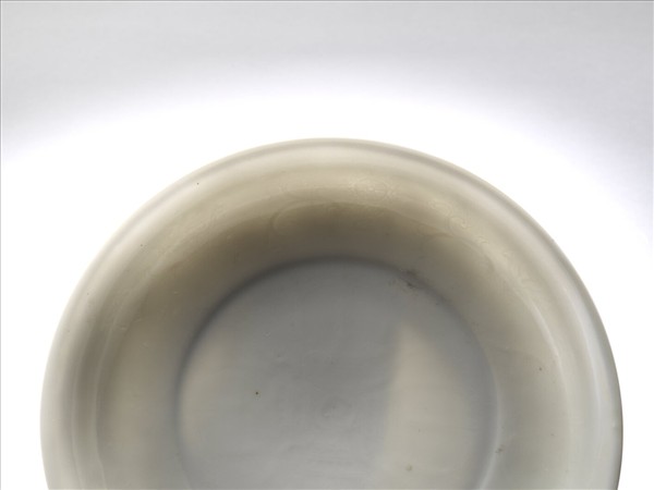 白釉錐拱番蓮八寶紋盤