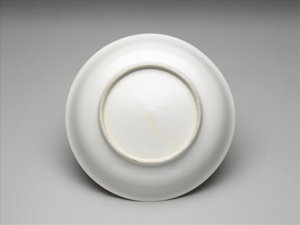 白釉錐拱番蓮八寶紋盤