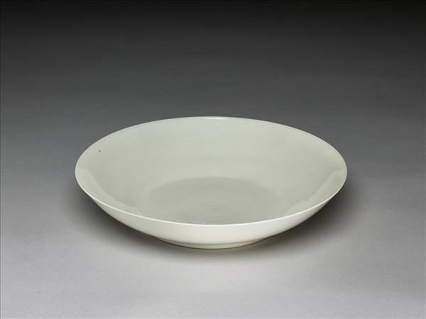 甜白半脫胎蓮花八寶壽字紋盤