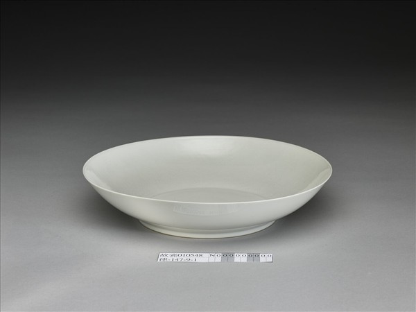 甜白半脫胎蓮花八寶壽字紋盤