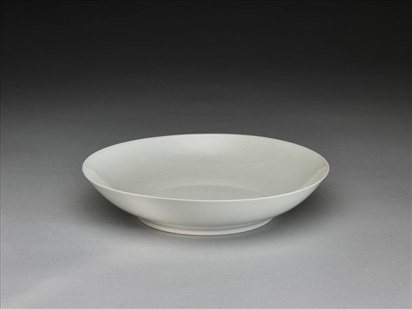 甜白半脫胎蓮花八寶壽字紋盤