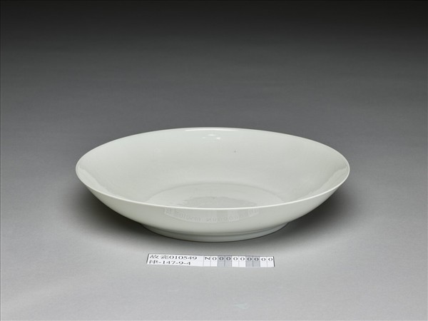 甜白半脫胎蓮花八寶壽字紋盤