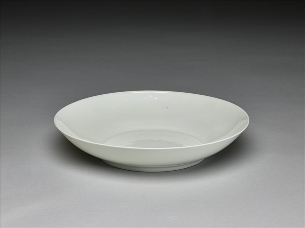 甜白半脫胎蓮花八寶壽字紋盤