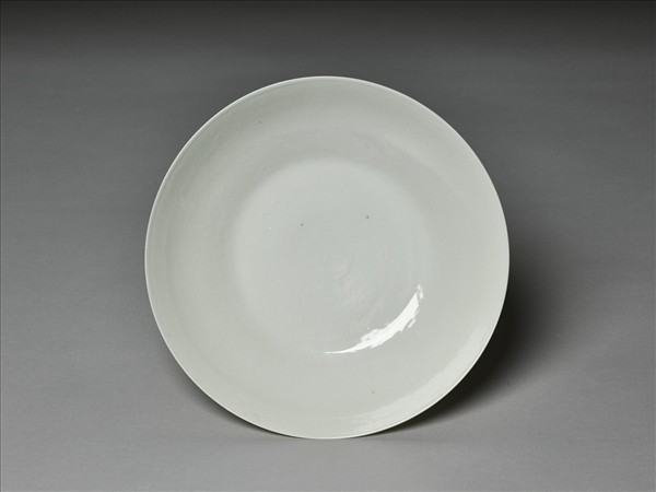 甜白半脫胎蓮花八寶壽字紋盤