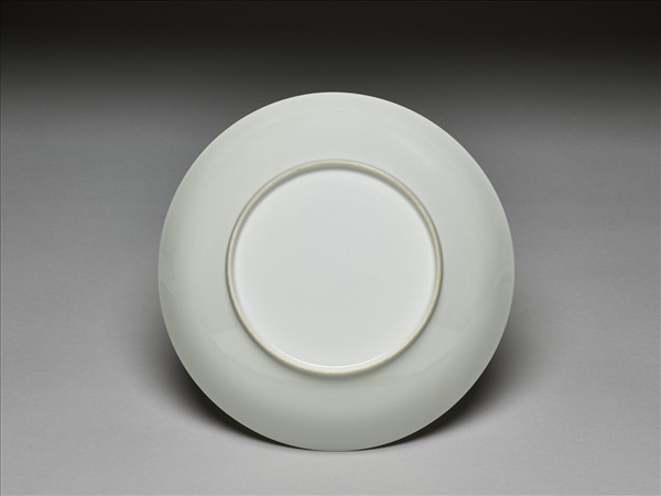 甜白半脫胎蓮花八寶壽字紋盤