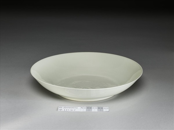 甜白半脫胎蓮花八寶壽字紋盤