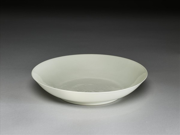 甜白半脫胎蓮花八寶壽字紋盤