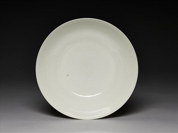 甜白半脫胎蓮花八寶壽字紋盤