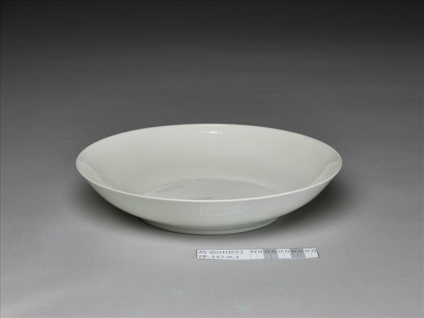 甜白半脫胎蓮花八寶壽字紋盤