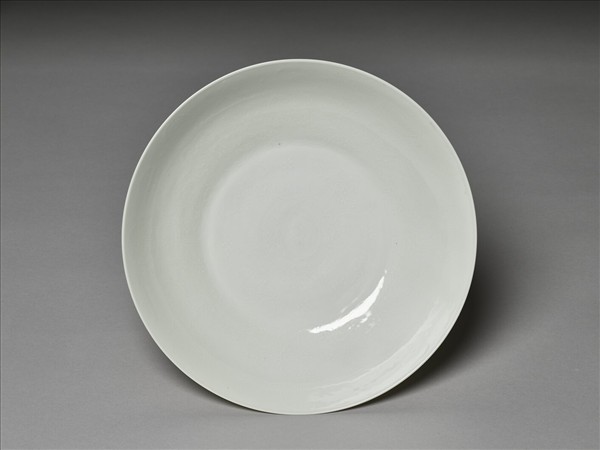 甜白半脫胎蓮花八寶壽字紋盤