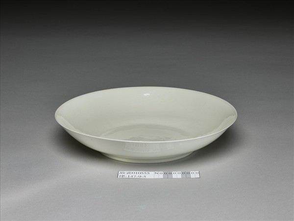 甜白半脫胎蓮花八寶壽字紋盤