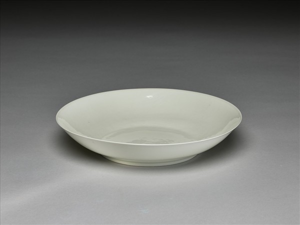 甜白半脫胎蓮花八寶壽字紋盤