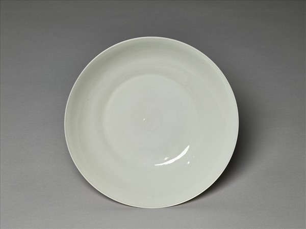 甜白半脫胎蓮花八寶壽字紋盤