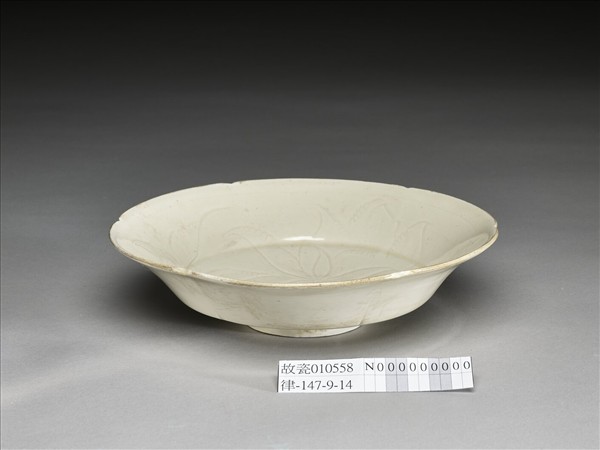 定窯 劃花蓮花紋葵口盤