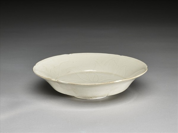 定窯 劃花蓮花紋葵口盤