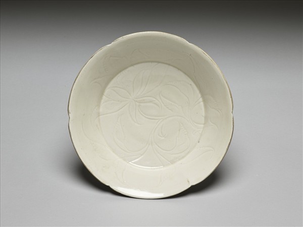 定窯 劃花蓮花紋葵口盤