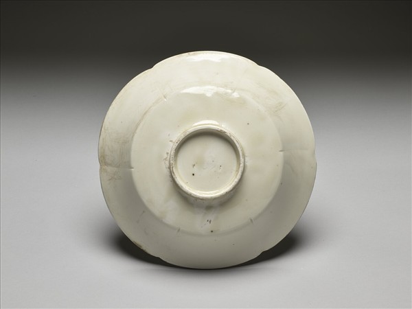 定窯 劃花蓮花紋葵口盤