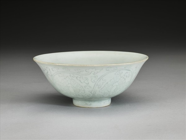 青白瓷劃花花卉紋碗