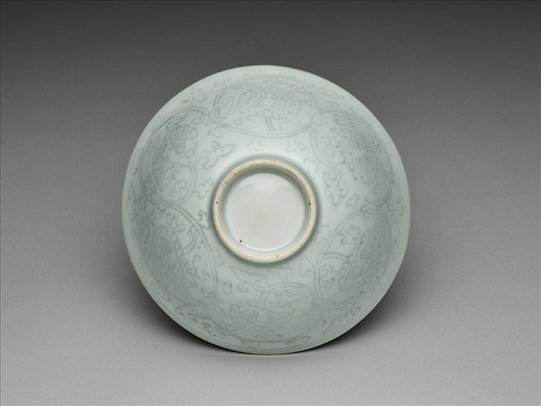 青白瓷劃花花卉紋碗