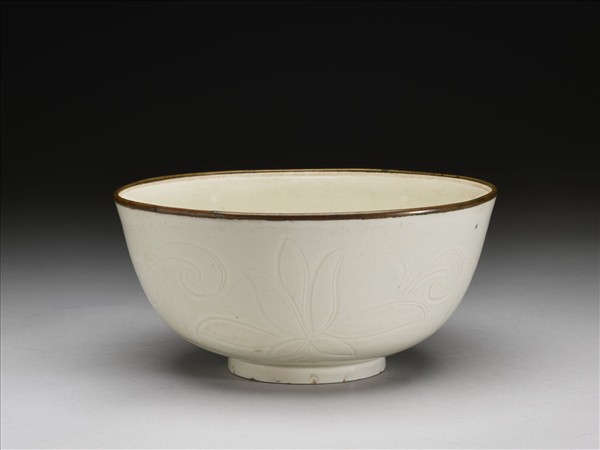 定窯 白瓷劃花蓮花紋碗