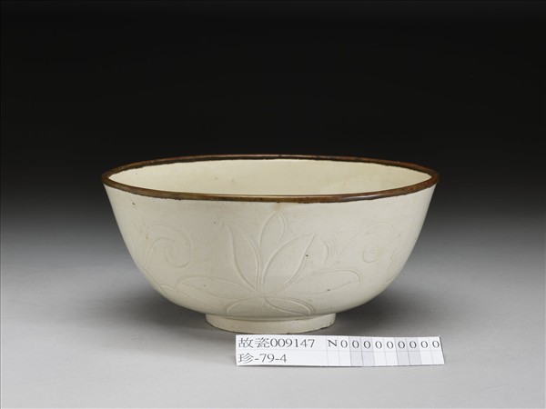 定窯 白瓷劃花蓮花紋碗