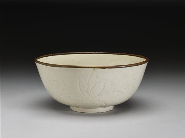 定窯 白瓷劃花蓮花紋碗