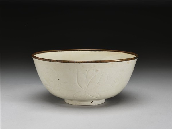 定窯 白瓷劃花蓮花紋碗