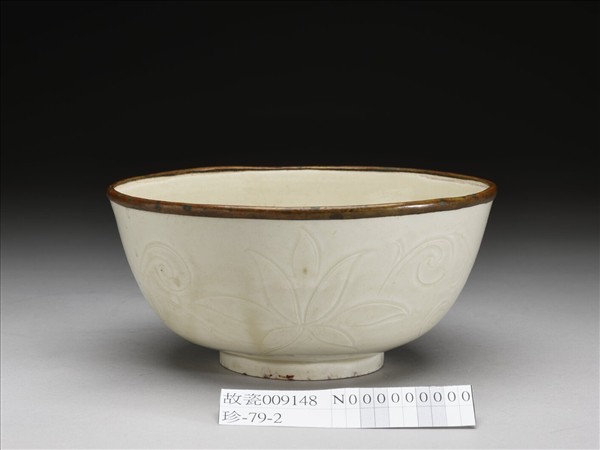 定窯 白瓷劃花蓮花紋碗