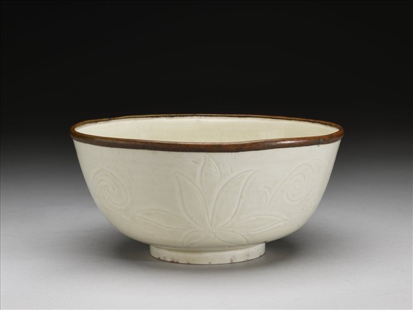 定窯 白瓷劃花蓮花紋碗
